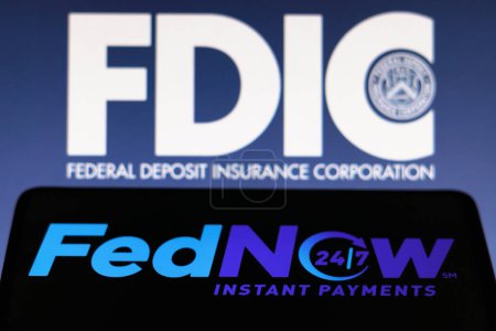 Foto de 17 de marzo de 2023, Brasil. En esta ilustración fotográfica, el logotipo del Servicio FedNow (Pagos instantáneos) que se muestra en un teléfono inteligente y la Corporación Federal de Seguros de Depósitos (FDIC) de los Estados Unidos - Imagen libre de derechos