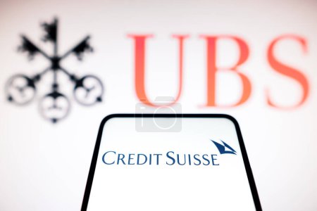 Foto de 20 de marzo de 2023, Brasil. En esta ilustración de la foto el logotipo de Credit Suisse se muestra en un teléfono inteligente y el logotipo de UBS en el fondo - Imagen libre de derechos