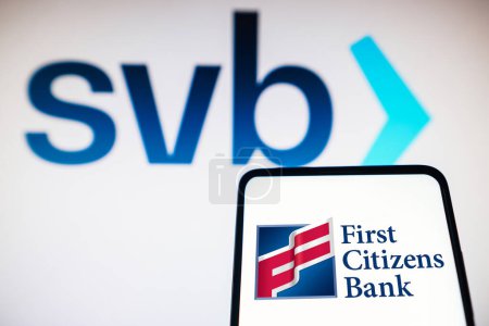 Foto de 20 de marzo de 2023, Brasil. En esta ilustración de la foto el logotipo del First Citizens Bank se muestra en un teléfono inteligente y el logotipo del Silicon Valley Bank (SVB) en el fondo - Imagen libre de derechos