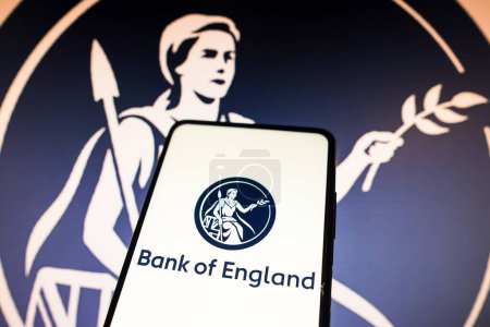 Foto de 21 de marzo de 2023, Brasil. En esta ilustración fotográfica, el logotipo del Banco de Inglaterra se muestra en un teléfono inteligente - Imagen libre de derechos