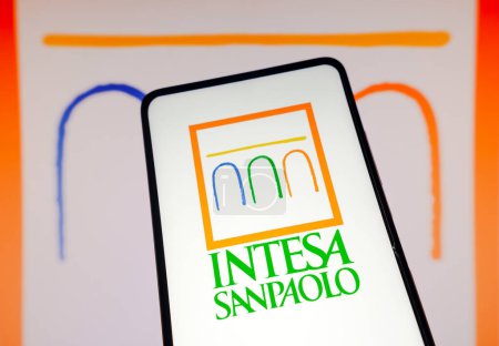 Foto de 21 de marzo de 2023, Brasil. En esta ilustración fotográfica, el logotipo de Intesa Sanpaolo se muestra en un teléfono inteligente - Imagen libre de derechos