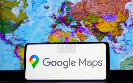 Foto de 22 de marzo de 2023, Brasil. En esta ilustración de la foto, el logotipo de Google Maps se muestra en la pantalla de un teléfono inteligente - Imagen libre de derechos