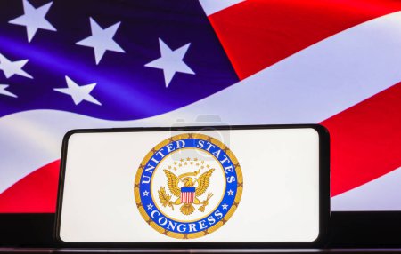 Foto de 22 de marzo de 2023, Brasil. En esta ilustración de la foto el logotipo del Congreso de los Estados Unidos se muestra en una pantalla de teléfono inteligente, bandera de los Estados Unidos de América en el fondo - Imagen libre de derechos