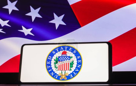 Téléchargez les photos : 22 mars 2023, Brésil. Dans cette illustration photo, le logo du Sénat des États-Unis affiché sur un écran de smartphone, drapeau des États-Unis d'Amérique en arrière-plan - en image libre de droit