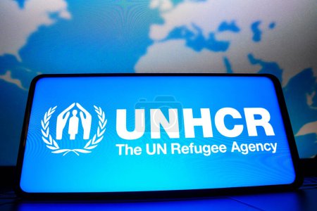 Téléchargez les photos : 23 mars 2023, Brésil. Dans cette illustration photo, le logo du Haut Commissariat des Nations Unies pour les réfugiés (HCR) affiché sur un écran de smartphone - en image libre de droit