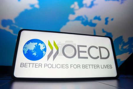 Foto de 23 de marzo de 2023, Brasil. En esta ilustración fotográfica, el logotipo de la Organización para la Cooperación y el Desarrollo Económicos (OCDE) se muestra en la pantalla de un teléfono inteligente - Imagen libre de derechos