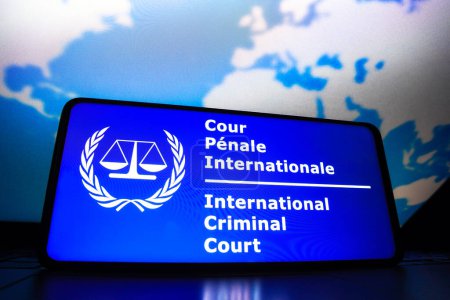 Téléchargez les photos : 23 mars 2023, Brésil. Dans cette illustration photo, le logo de la Cour pénale internationale (CPI) affiché sur un écran de smartphone - en image libre de droit