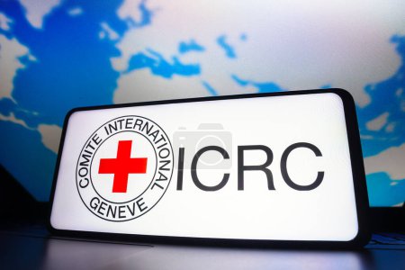 Téléchargez les photos : 23 mars 2023, Brésil. Sur cette photo, le logo du Comité international de la Croix-Rouge (CICR) affiché sur un écran de smartphone - en image libre de droit