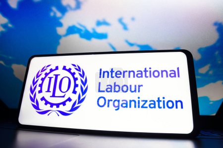 Téléchargez les photos : 23 mars 2023, Brésil. Dans cette illustration photo, le logo de l'Organisation internationale du Travail (OIT) affiché sur un écran de smartphone - en image libre de droit