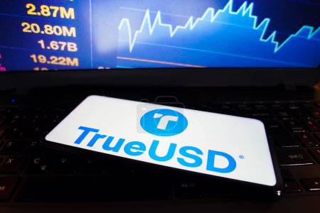 Foto de 27 de marzo de 2023, Brasil. En esta ilustración fotográfica, el logotipo TrueUSD (TUSD) se muestra en la pantalla de un teléfono inteligente - Imagen libre de derechos