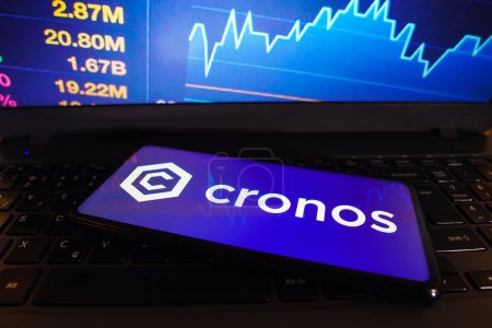 Foto de 27 de marzo de 2023, Brasil. En esta ilustración fotográfica, el logotipo de Cronos (CRO) se muestra en la pantalla de un teléfono inteligente - Imagen libre de derechos