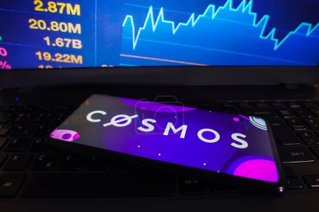 Foto de 27 de marzo de 2023, Brasil. En esta ilustración fotográfica, el logotipo de Cosmos (ATOM) se muestra en la pantalla de un teléfono inteligente - Imagen libre de derechos