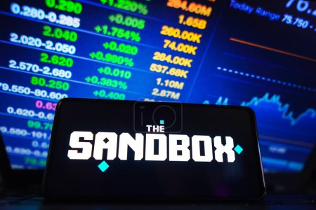 Foto de 28 de marzo de 2023, Brasil. En esta ilustración fotográfica, el logotipo de Sandbox (SAND) se muestra en la pantalla de un teléfono inteligente - Imagen libre de derechos