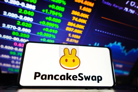 Foto de 28 de marzo de 2023, Brasil. En esta ilustración fotográfica, el logotipo de PancakeSwap (CAKE) se muestra en la pantalla de un teléfono inteligente - Imagen libre de derechos