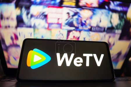 Foto de 30 de marzo de 2023, Brasil. En esta ilustración fotográfica, el logotipo de WeTV se muestra en la pantalla de un teléfono inteligente - Imagen libre de derechos