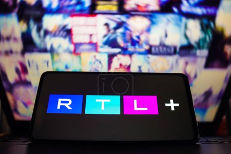 Foto de 30 de marzo de 2023, Brasil. En esta ilustración fotográfica, el logotipo de RTL + se muestra en la pantalla de un smartphone - Imagen libre de derechos
