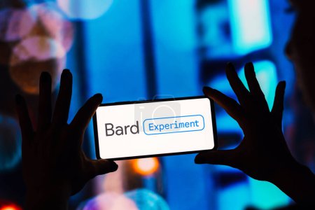 Foto de 3 de abril de 2023, Brasil. En esta ilustración fotográfica, el logotipo de Bard Experiment se muestra en la pantalla de un teléfono inteligente - Imagen libre de derechos