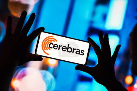 Foto de 3 de abril de 2023, Brasil. En esta ilustración fotográfica, el logotipo de Cerebras Systems se muestra en la pantalla de un teléfono inteligente - Imagen libre de derechos