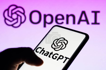 Foto de 5 de abril de 2023, Brasil. En esta ilustración fotográfica, el logotipo de ChatGPT se muestra en un teléfono inteligente y de fondo el logotipo de la compañía OpenAI - Imagen libre de derechos