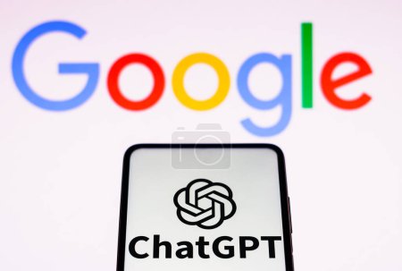 Foto de 5 de abril de 2023, Brasil. En esta ilustración de la foto, el logotipo de ChatGPT se muestra en un teléfono inteligente y el fondo del logotipo de la empresa de Google - Imagen libre de derechos