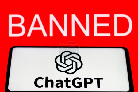 Foto de 5 de abril de 2023, Brasil. En esta ilustración fotográfica, el logotipo de ChatGPT se muestra en un teléfono inteligente y el texto prohibido en el fondo rojo - Imagen libre de derechos