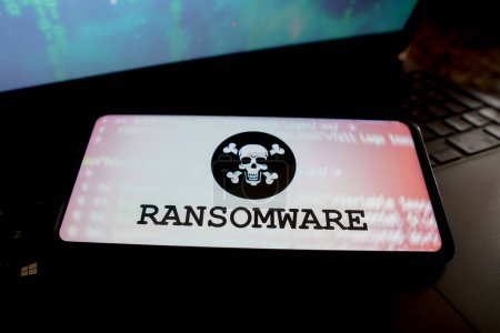 Foto de 8 de abril de 2023, Brasil. En esta ilustración fotográfica, la representación de un ransomware se muestra en la pantalla de un teléfono inteligente. Ransomware es un tipo de secuestro de datos personales de malware - Imagen libre de derechos