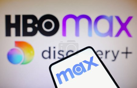 Foto de 13 de abril de 2023, Brasil. En esta ilustración fotográfica, el logotipo de Max se muestra en un teléfono inteligente y el logotipo de HBO Max y Discovery en el fondo - Imagen libre de derechos