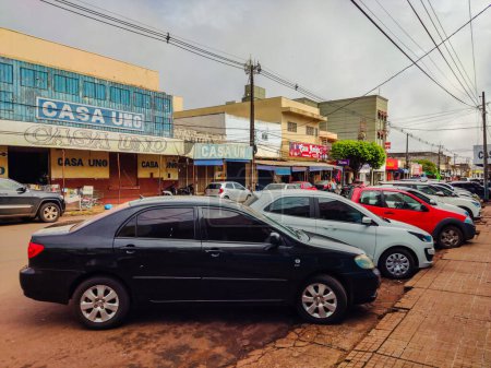 Foto de 18 de abril de 2023, Paraguay. Vista parcial de una calle en el centro comercial de la ciudad de Pedro Juan Caballero, Paraguay. La ciudad limita con Brasil a través de Ponta Por, en Mato Grosso do Sul. - Imagen libre de derechos