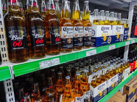 Foto de 18 de abril de 2023, Paraguay. Botellas de cerveza Corona y Budweiser en un estante de supermercado en Pedro Juan Caballero, Paraguay - Imagen libre de derechos