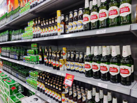 Foto de 18 de abril de 2023, Paraguay. Botellas de cerveza Stella Artois en un estante de supermercado en Pedro Juan Caballero, Paraguay - Imagen libre de derechos