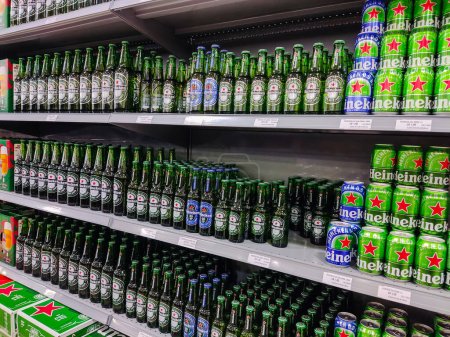 Foto de 18 de abril de 2023, Paraguay. Botellas de cerveza Heineken en un estante de supermercado en Pedro Juan Caballero, Paraguay - Imagen libre de derechos
