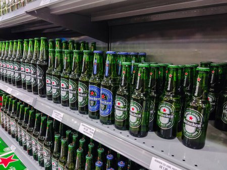 Foto de 18 de abril de 2023, Paraguay. Botellas de cerveza Heineken en un estante de supermercado en Pedro Juan Caballero, Paraguay - Imagen libre de derechos