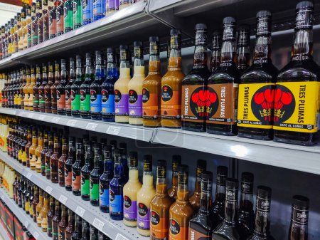 Foto de 18 de abril de 2023, Paraguay. Varias botellas de bebidas alcohólicas en un estante de supermercado en la ciudad de Pedro Juan Caballero, Paraguay - Imagen libre de derechos
