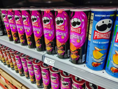 Foto de 18 de abril de 2023, Paraguay. Pringles patatas en el estante de un supermercado en la ciudad de Pedro Juan Caballero, Paraguay - Imagen libre de derechos