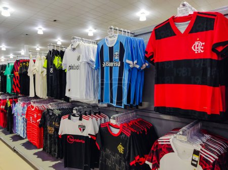 Foto de 18 de abril de 2023, Paraguay. Camisas Santos, Grmio y Flamengo en venta en una tienda de artículos deportivos en la ciudad de Pedro Juan Caballero, Paraguay. - Imagen libre de derechos
