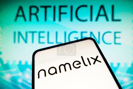 Foto de 19 de abril de 2023, Brasil. En esta ilustración fotográfica, el logotipo de Namelix se muestra en la pantalla de un teléfono inteligente y en el fondo el texto inteligencia artificial - Imagen libre de derechos