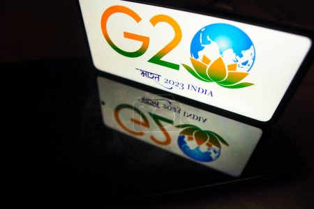 Téléchargez les photos : 20 avril 2023, Brésil. Dans cette illustration photo, le logo du sommet 2023 du G20 à New Delhi est affiché sur un écran de smartphone. L'événement aura lieu entre 910 septembre 2023. - en image libre de droit