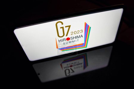 Téléchargez les photos : 20 avril 2023, Brésil. Dans cette illustration photo, le 49e logo du sommet du G7 est affiché sur un écran de téléphone intelligent. L'événement aura lieu entre 1921 et mai 2023 à Hiroshima, Japon. - en image libre de droit