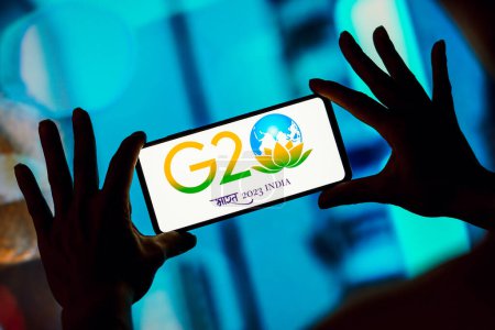 Foto de 20 de abril de 2023, Brasil. En esta ilustración fotográfica, el logotipo de la cumbre de Nueva Delhi 2023 G20 se muestra en una pantalla de teléfono inteligente. El evento tendrá lugar entre el 910 de septiembre de 2023. - Imagen libre de derechos