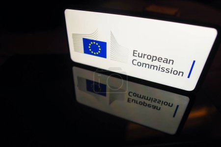 Téléchargez les photos : 20 avril 2023, Brésil. Dans cette illustration photo, le logo de la Commission européenne (CE) est affiché sur un écran de smartphone. - en image libre de droit
