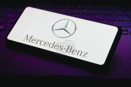 Téléchargez les photos : 26 avril 2023, Brésil. Dans cette illustration photo, le logo Mercedes-Benz est affiché sur un écran de smartphone - en image libre de droit