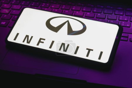 Foto de 26 de abril de 2023, Brasil. En esta ilustración fotográfica, el logotipo de Infiniti se muestra en la pantalla de un teléfono inteligente - Imagen libre de derechos