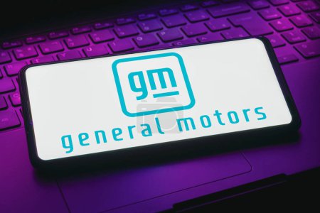 Téléchargez les photos : 26 avril 2023, Brésil. Dans cette illustration photo, le logo de General Motors Company (GM) est affiché sur un écran de smartphone. - en image libre de droit