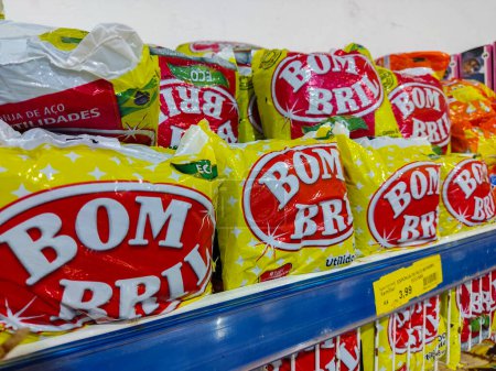 Foto de 28 de abril de 2023, Brasil. Marca brasileña Bombril paquetes de esponja en un supermercado. La compañía ha estado enfrentando, durante más de dos décadas, problemas financieros que podrían traer el riesgo de bancarrota. - Imagen libre de derechos