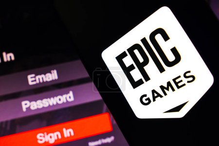 Foto de 2 de mayo de 2023, Brasil. En esta ilustración fotográfica, el logotipo de Epic Games se muestra en una pantalla de teléfono inteligente, junto a una pantalla de inicio de sesión, con correo electrónico, contraseña e iniciar sesión - Imagen libre de derechos