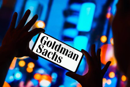 Téléchargez les photos : 4 mai 2023, Brésil. Dans cette illustration photo, le logo Goldman Sachs Group est affiché sur un écran de smartphone. - en image libre de droit