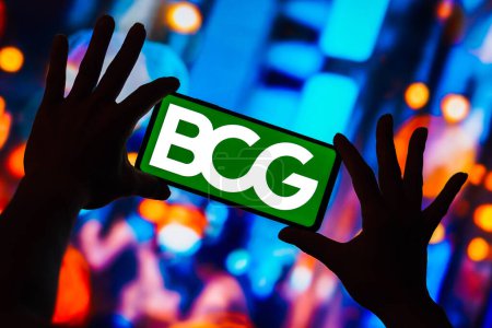 Foto de 4 de mayo de 2023, Brasil. En esta ilustración fotográfica, el logotipo del Boston Consulting Group (BCG) se muestra en la pantalla de un teléfono inteligente - Imagen libre de derechos