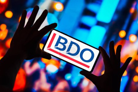 Foto de 4 de mayo de 2023, Brasil. En esta ilustración fotográfica, el logotipo de BDO se muestra en la pantalla de un teléfono inteligente - Imagen libre de derechos