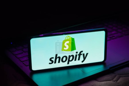 Foto de 8 de mayo de 2023, Brasil. En esta ilustración fotográfica, el logotipo de Shopify se muestra en la pantalla de un teléfono inteligente - Imagen libre de derechos