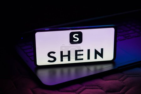 Foto de 8 de mayo de 2023, Brasil. En esta ilustración fotográfica, el logotipo Shein se muestra en la pantalla de un teléfono inteligente - Imagen libre de derechos